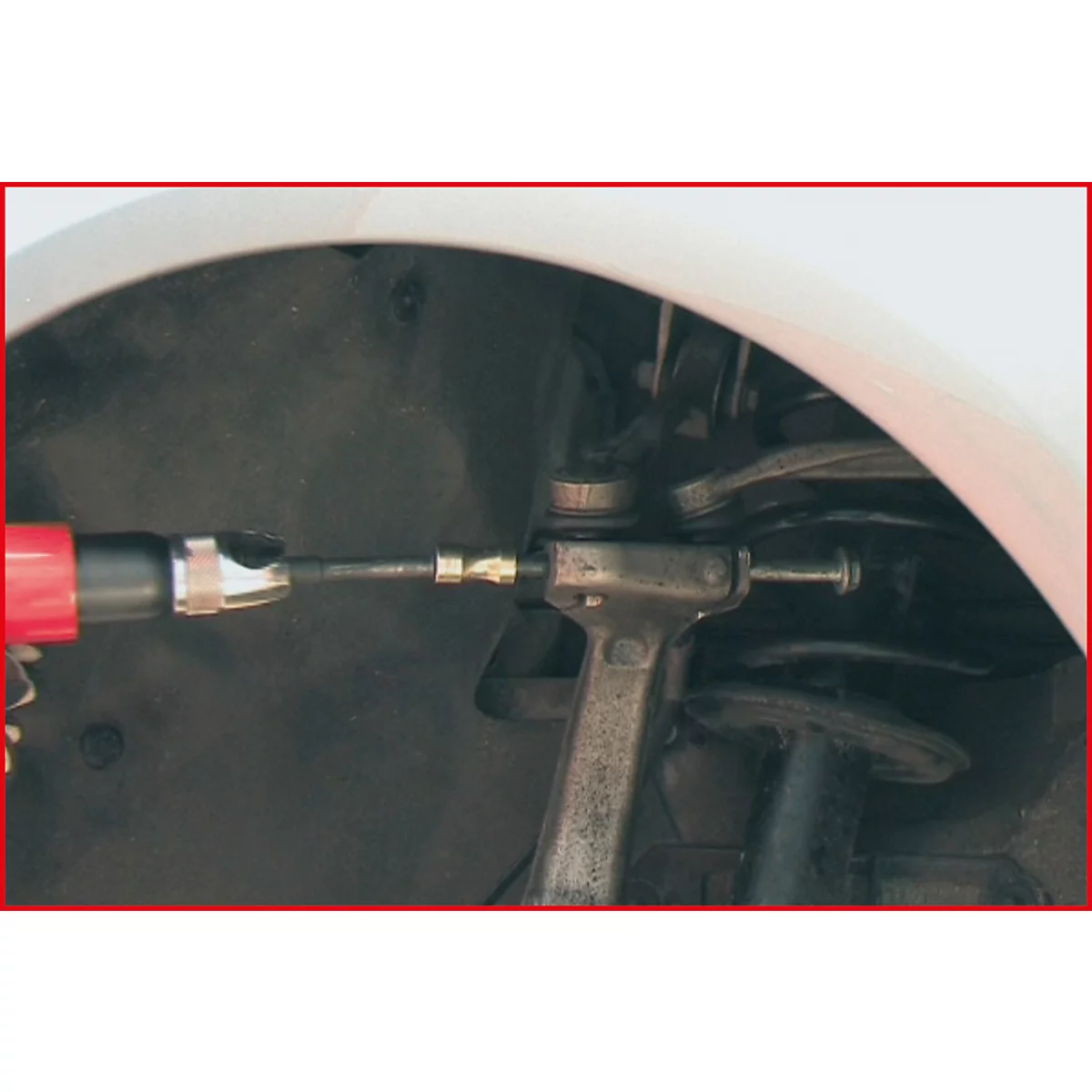 Werkzeug montiert an Fahrzeugaufhängung. Nahaufnahme, rote Werkzeugpistole.